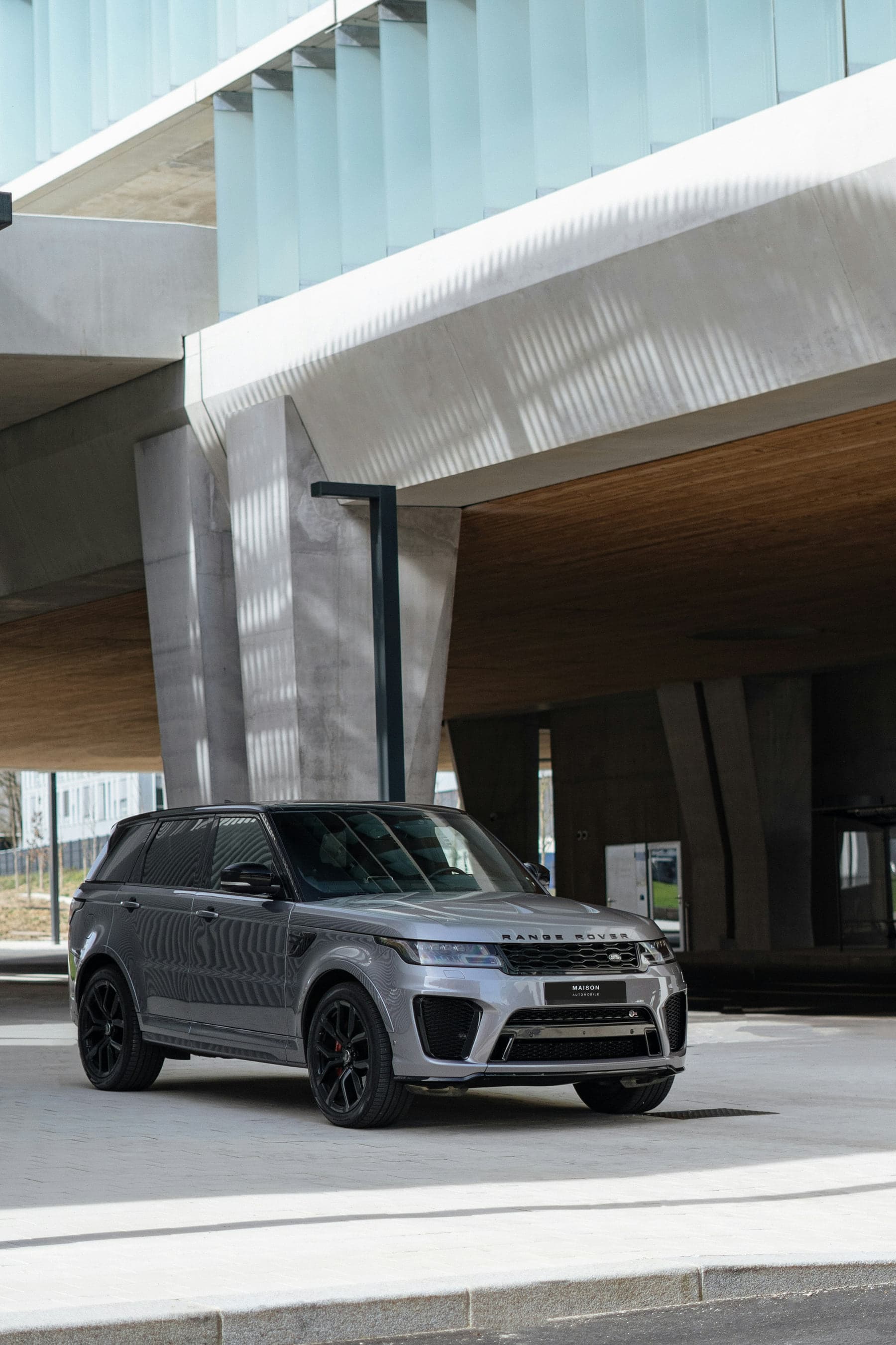 Range Rover Sport gris, trois quarts avant